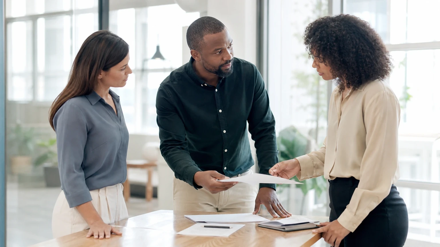 Équipe réunie autour d’un parcours de travail